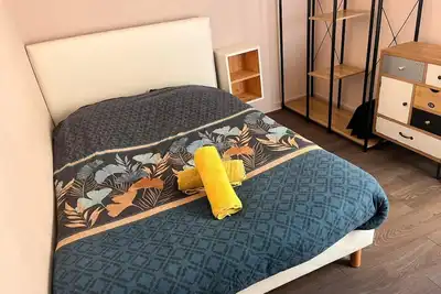 Image de Chambre à Mulhouse centre. Centre commercial, trams, gare, restaurants.