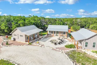 3 Cozy Cottages w/ Firepit, Pickleball & More!