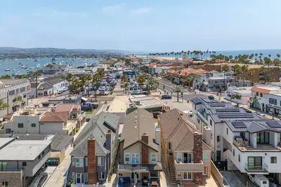 Image de Bright & Beachy Lower Unit – Steps to Balboa Pier