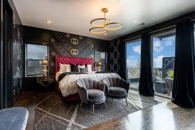 Image de Glamour on the Rocks - Fashion Haus - Couture Murals & Rooftop Views