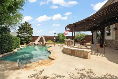 Image de Heated Resort Style Pool+ Hot tub, Putting Green, Family Friendly Backyard & Theater Room