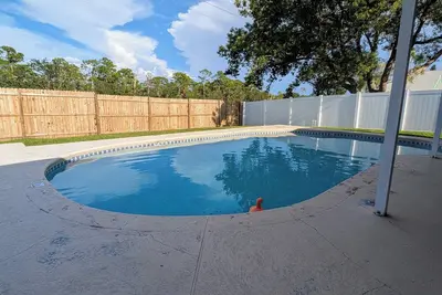 Image de New Pool house 3br/2b with grill, board games, and fenced in backyard
