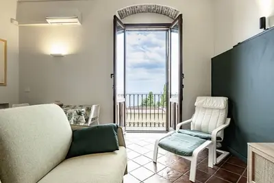 Image de GuestHost - Cozy 73 sqm apartment on the first floor (no elevator), ideal for 4 guests. It features a bright living room with balcony, a fully equipped kitchen, and all the comforts for a pleasant stay. Located just a few minutes’ walk from Taormina’