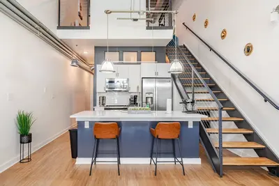 Image de Chic 2br2ba Loft – Atlantic Station, Walk to Shops, Dining & Events