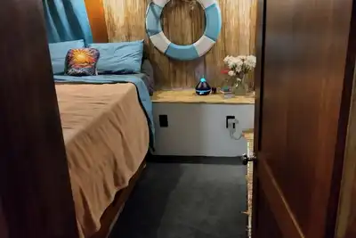 Image de Party Like A Local in Key West, 1 bedroom 1 bath yacht at marina.
