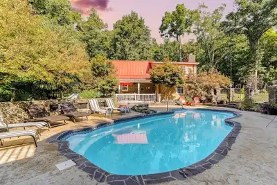 Image de 6 Acre Countryside Retreat w/Pool & Hot Tub + Game Room + Sport Court