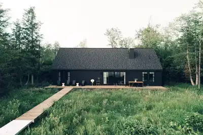 Image de Newly Built Modern Lakefront Home with Stunning Views in Elk Rapids
