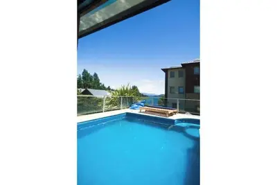Image de Beautiful lakefront apartment with swimming pool