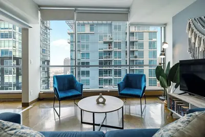 Image de Sub-Pent House Beltline Oasis | 2br with Panoramic Glass Windows
