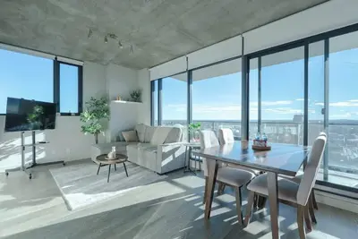 Image de Downtown Sunny Highrise Corner Condo | Sleeps 7