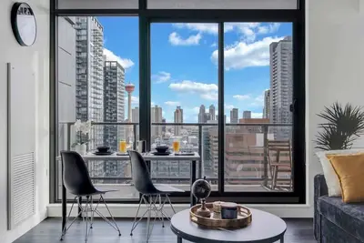 Image de Sunny Cozy Calgary Tower View