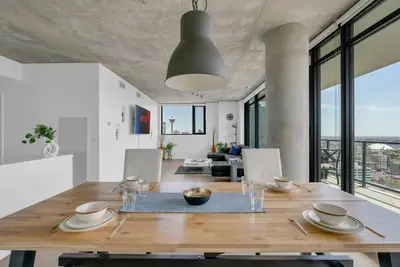 Image de Dt Sub Penthouse w/City Tower Views 2 Balconies