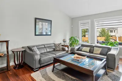 Image de Ferngully | Backyard | Gym | Clawfoot Tub | Garage