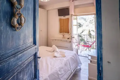 Image de House in the mountains near the sea