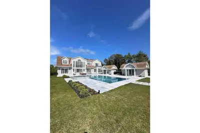 Image de Sundrenched Hamptons Estate with Resort Amenities