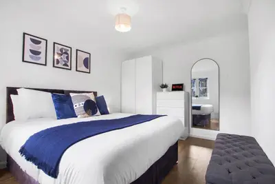 Image de Modern 2 bedroom apartment with private parking.