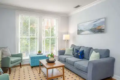 Image de Amazing Location| King Bed| Cute Downtown Condo