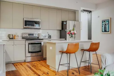 Image de Downtown Boho Loft on Broughton St| Bikes Included