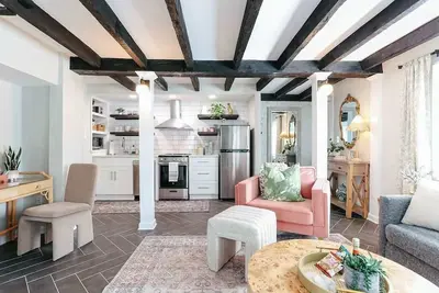 Image de Downtown Chic Retreat| Historic Apt at Jones St