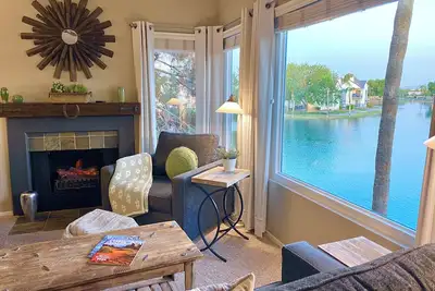 Image de Waterfront with Big Lake Views 2 Bedroom Condo in Chandler's Best Location