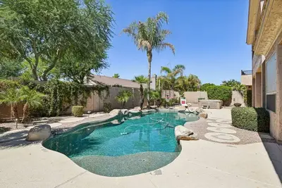 Spacious Villa w/Heatable Pool & Jacuzzi Sleeps 14