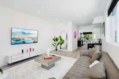Image de Bright & Chic3BR Townhome with Hollywood sign View