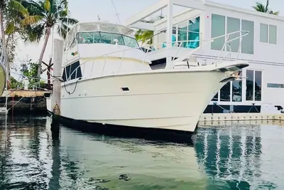 Image de Floating Island Escape: Spacious 65' Hatteras Boat, Full Amenities & Sun Deck