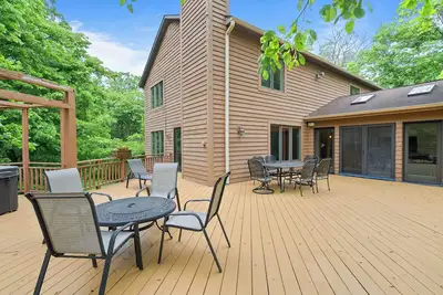 Image de Into The Woods| Lake Geneva vacation rental that gives you room to relax, and reconnect with nature