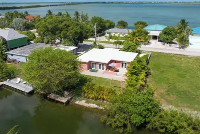 Image de Charming 3br canal home close to Key West with kayaks, bikes and park access.