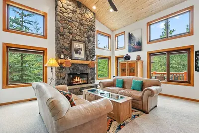 Image de Spacious Mountain Home • Hot Tub • Walk to Shuttle