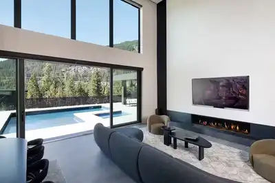 Image de 7br/7ba Whistler Retreat w/ Pool, Sauna & Mtn View