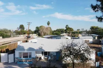 Image de The Block on the 17th: 9br Compound + Pool & Games