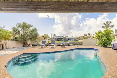 Image de Canal waterfront newly remodeled 2 bedroom guest suite with pool, patio and dock