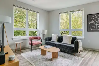 Image de Blueground | St. Elizabeth's, pool, nr Brighton Park