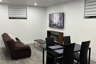 Image de “Modern & Cozy Basement Retreat – Pet Friendly Comfort Awaits! ”