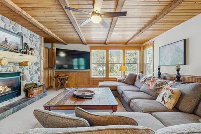 Image de Lodge-style luxury in Sunriver—hot tub, fireplace, gas grill, games