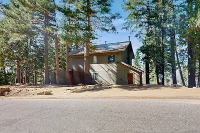 Image de Large Home in Yosemite National Park with Deck, Views of Park, Washer/Dryer