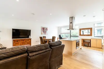 Image de Spacious Greenwich Flat with Balcony