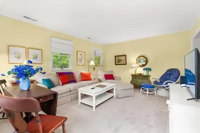 Image de Sunroom Serenity Cottage - Screened Patio for Coffee & Wine!