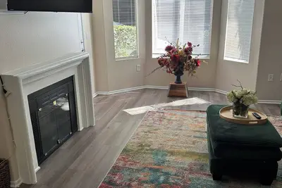 Image de Chic 1-bedroom apartment with Ac, fitness room in vibrant Los Angeles