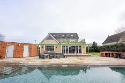 Image de Unique  7 Bedroom House with Skittle Alley, Seasonal Heated Pool and Playground.