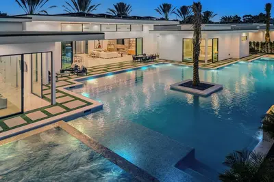 Image de Sleeps 31 | 2 Luxury Villas w/ Pool + Spa, Putting Green | Bravo by AvantStay