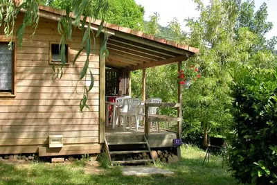 Image de Chalet avec Terrasse et Salon de Jardin à Darbres