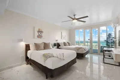 Image de Spacious oceanfront apartment for families & groups | 2 double beds | balcony | stunning views.