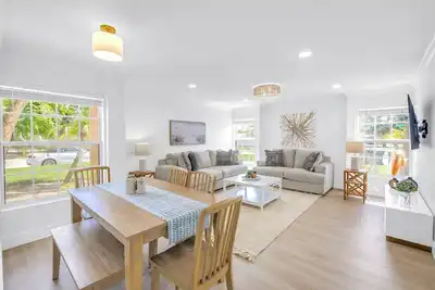 Image de The Village Breeze 8br with heated Pool, near Beach, 250ft to Siesta Key Village!