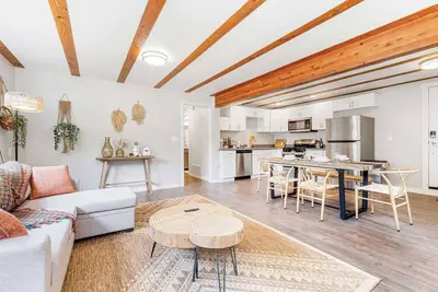 Image de Lynnwood Modern Basement |Hot Tub |Private Entry