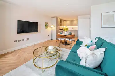 Image de Stunning Flat, Hi-Speed WiFi, 55 Inch 4k Tv, Desk