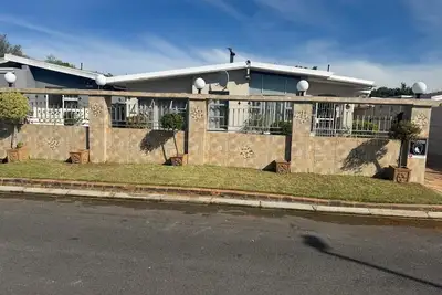 Image de 8 Sleeper, family friendly house with a charming swimming pool in Cape Town.