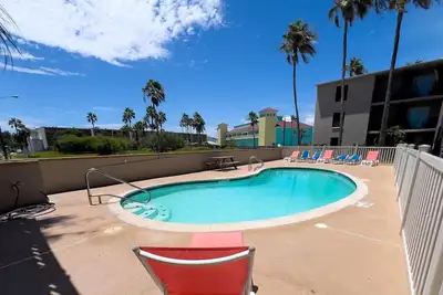 Image de New! Habitat 2-Bedroom Condo with Pool - Pets Allowed