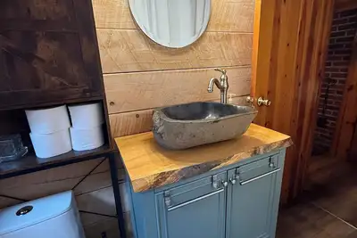 Image de Rustic Cozy 2-bedroom w/ loft Log Cabin in Island Falls surrounded by wildlife
